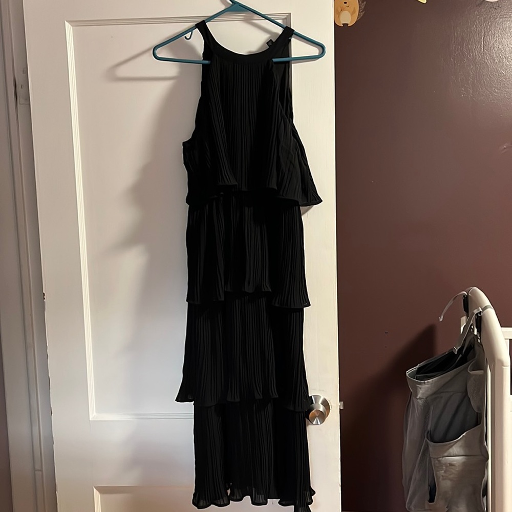Like new dress. Purchased on Amazon. Size medium